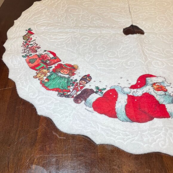 Vintage White Christmas Tree Skirt With Santa & Toy Print Quilted Texture Scallo - Picture 7 of 15